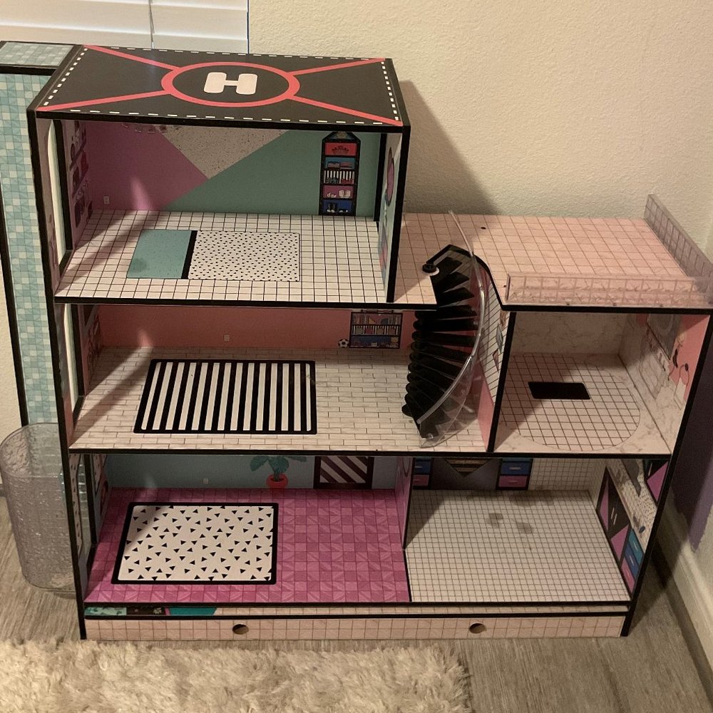 an lol doll home,furniture and 20 mystery dolls.